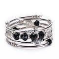 Dettaglio del bracciale multistrato con perline di cristallo nero e ciondoli albero della vita - Stile Cristallo Nero