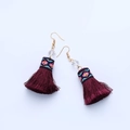 Pendientes bohemios de borla burdeos con patrones tejidos y ganchos dorados - Bordado Rojo Vino