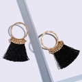 Pendientes bohemios dorados semicirculares con borlas de seda negra y metal martillado - Negro