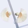 Pendientes boho dorados grabados con flecos de seda blanca y cuentas con textura fina - Cuenta Blanca