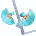 Pendientes de abanico azul con flecos y detalles calados dorados de estilo bohemio - Azul Cielo Calado