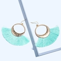 Pendientes largos geométricos con acabado dorado y flecos de seda en color verde menta - Verde Fruta