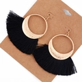 Pendientes dorados martillados con elegantes flecos largos de borlas de fibra negra - Negro Martillado