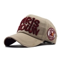 Berretto da baseball in cotone kaki con ricamo ARIS ROWN rosso e visiera effetto vintage - Regolabile / Cachi (Ricamo Rosso)