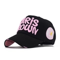 Dettaglio cappello nero con ricamo 3D rosa e finiture effetto invecchiato sul bordo - Regolabile / Nero (Ricamo Rosa)