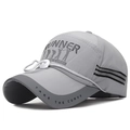 Chapeau de pêche gris avec motif golf, texte runner et cordon réglable blanc - Réglable / Gris clair