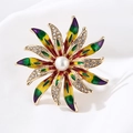 Makroansicht der floralen Brosche mit bunten Blüten, Perle und glitzernden Straßsteinen - 38# Bunte Windradblume