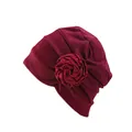 Detail eines weinroten Turban-Hutes mit Rosen-Dekoration und plissierter Strickstruktur - Burgunderrot