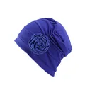 Détail du turban bleu marine avec une grande rose en tissu et une texture plissée élégante - Bleu Saphir