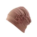 Détail du turban marron montrant la fleur en tissu élégante et la texture tricotée - Khaki