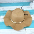 Cappello da sole in paglia kaki pieghevole con tesa ondulata e eleganti perle bianche - M (56-58cm) / Caffè Chiaro