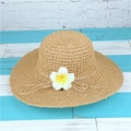 Chapeau de paille avec fleur de frangipanier blanche et corde de chanvre sur bois bleu - M (56-58cm) / Café Clair