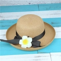 Chapeau de soleil en paille pour femme avec ruban noir et fleur de frangipanier décorative - M (56-58cm) / Café Clair