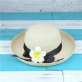 Chapeau de paille beige avec ruban noir et fleur de frangipanier pour la plage d'été - M (56-58cm) / Beige