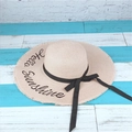 Beigefarbener Strohhut mit Fransenrand, schwarzer Schleife und Hello Sunshine Stickerei - M(56-58cm) / Hellrosa