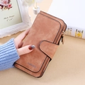 Braune gefrostete Leder-Brieftasche mit Schnalle und vielen Kartenfächern in der Hand - Braun (Mattiert)