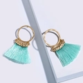 Pendientes dorados con borlas de seda verde menta y textura de metal martillado - Verde menta
