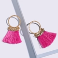 Pendientes bohemios de borla rosa fucsia con detalles de metal dorado martillado - Rojo