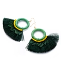 Pendientes bohemios con flecos verde oscuro, plumas y cuentas amarillas doradas - Pluma Verde