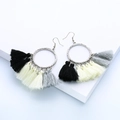 Pendientes de aro bohemios en plata texturizada con flecos de borlas en varios colores - Degradado Blanco Gris Negro