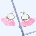 Pendientes de flecos rosas a la moda con discos dorados martillados y elegantes ganchos finos - Rosa