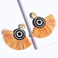 Kleurrijke boho-stijl waaiervormige kwastjes oorbellen met goudkleurige gehamerde knopjes - Kleurrijk