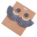 Pendientes bohemios de borla gris con detalles dorados calados en tarjeta marrón - Gris