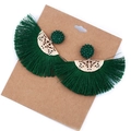 Pendientes bohemios de borla verde oscuro con metal dorado calado y detalle de cuentas - Cuentas Verde Hierba