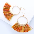 Pendientes bohemios con acabado martillado dorado y flecos de colores - Abanico Colorido