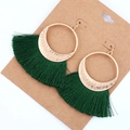 Pendientes bohemios de oro martillado con borlas de seda verde oscuro muy densas - Verde Hierba