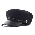 Casquette de marin noire classique avec visière en cuir et bouton argenté sur fond blanc - M (56-58cm) / Coton/Cuir PU / Noir Coton