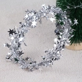 Guirlande d'étoiles argentées pour décoration de Noël sur fond de fourrure blanche - Guirlande en fil de fer étoile d'argent