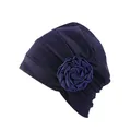 Détail d'un turban violet élégant avec fleur 3D multicouche et texture en maille plissée - Bleu Marine