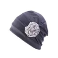 Detailansicht graue Turbanmütze mit eleganter 3D-Blume aus weichem Strickgewebe - Grau
