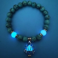 Lichtgevende turquoise kralenarmband met yoga lotusbedel en blauwe energiestenen - Blauwe Turkoois + Blauwe Fluoriet