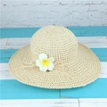Chapeau de soleil tressé beige pour femme avec fleur de frangipanier et nœud en jute - M (56-58cm) / Beige