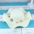 Chapeau de soleil beige en paille tressée avec bord ondulé et fleurs pour les vacances - Blanc Lait