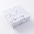 Minimalistische quadratische Schmuckschatulle mit Marmortextur für Ringe und Zubehör - Große Box / Weißes Marmormuster