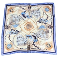Quadratisches Satintuch in Blau und Gold mit nautischem Print aus Segelbooten und Ankern - 90*90cm / Modell Hauptstil
