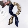 Détail d'un foulard plissé en soie avec pois bleu marine et motifs géométriques beige - Style 30 Plissé Paisley Patchwork Marine