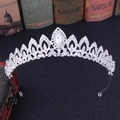Makro-Detail der Brautkrone aus Blattlegierung mit weißen Strasssteinen auf schwarzem Grund - Dickes Silber Weißer Strass / Silber