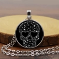 Gothic ketting met zwarte schedel en witte sterren op een houten achtergrond display - Ster Schedel / Zilver
