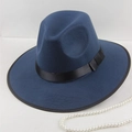 Gros plan sur un chapeau fedora en laine bleu marine avec ruban de satin noir - 58 Taille Unique / Bleu lac