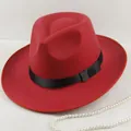 Détail d'un chapeau fedora en feutre rouge avec ruban en satin noir et larges bords - 58 Taille Unique / Rouge (Calotte Haute)