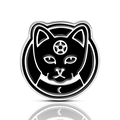 Spilla gatto in smalto nero gotico con pentagramma e mezzaluna su sfondo bianco - Gatto Nero Pentacolo
