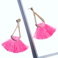 Boheemse oorbellen met fuchsia zijden kwastjes en goudkleurig driehoekig frame - Donkerroze