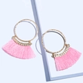 Böhmische Ethno-Ohrringe mit leuchtend rosa langen Fransen und goldenen Metallringen - Rosa