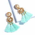 Bohemian mintgroene kwastjes oorbellen met gouden kralen in een drielaags design - Fruitgroen