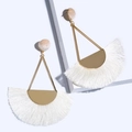 Boho kwastjes oorbellen met gouden driehoekig frame en witte franje in variant - Wit