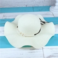 Cappello da sole in paglia crema pieghevole da donna con perle e nastro nero elegante - M (56-58cm) / Bianco Crema